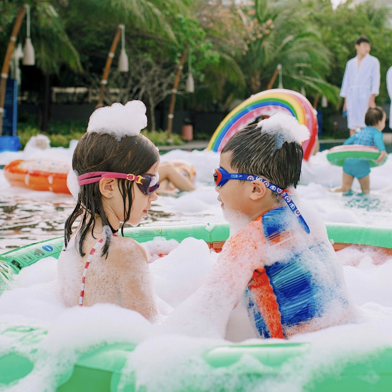 Các bé đến Foam Pool Party tại Phú Quốc đều thích mê với những bọt nước trắng xóa đầy kỳ ảo.