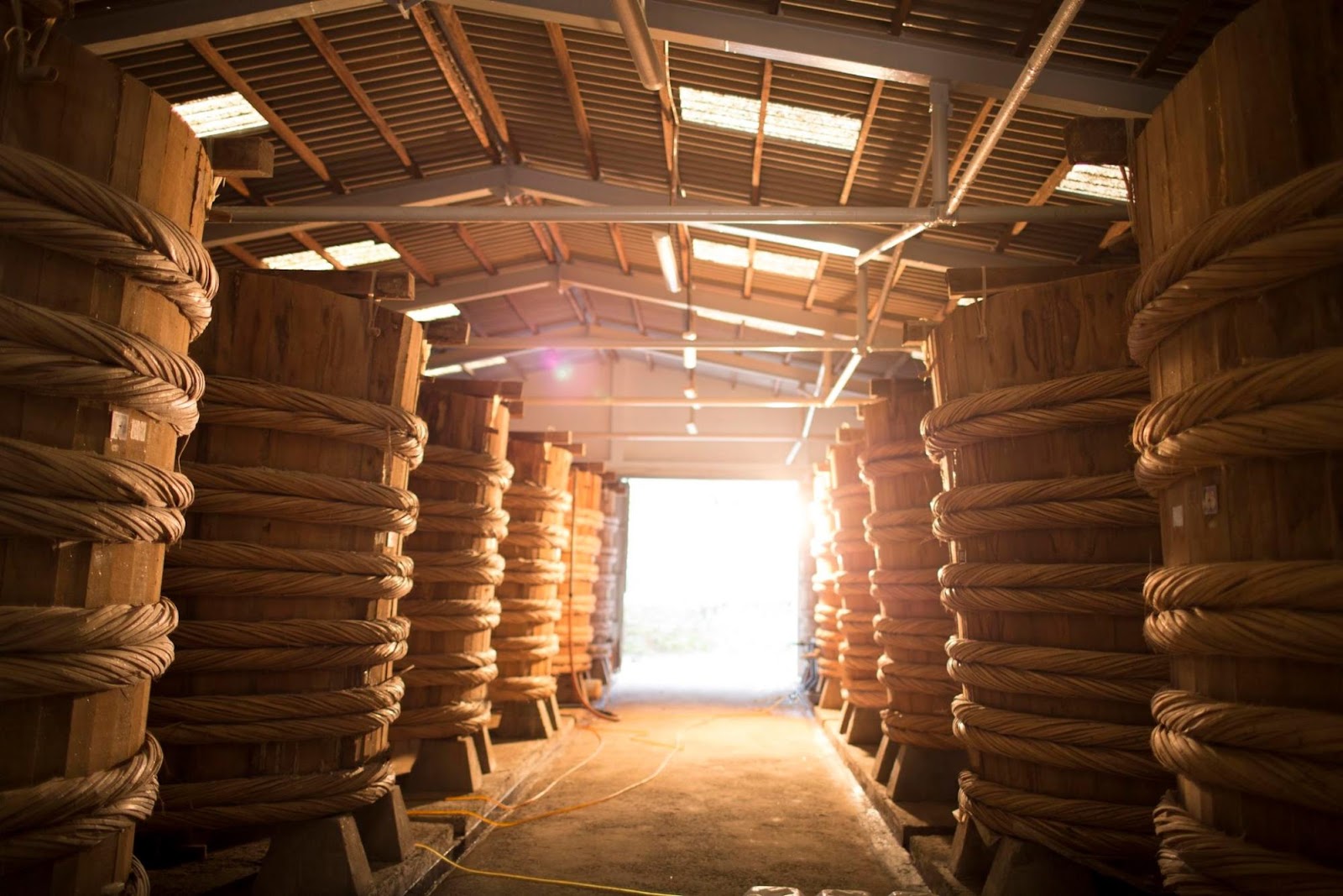 Những thùng gỗ ủ cá cơm khổng lồ tại nhà thùng Khải Hoàn.