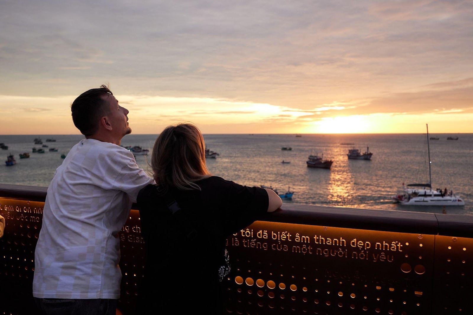 Du khách ngắm cảnh mặt trời lặn rực rỡ trên Cầu Hôn