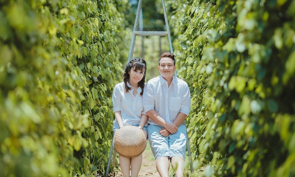 Du khách chụp những bức ảnh độc đáo tại vườn tiêu.