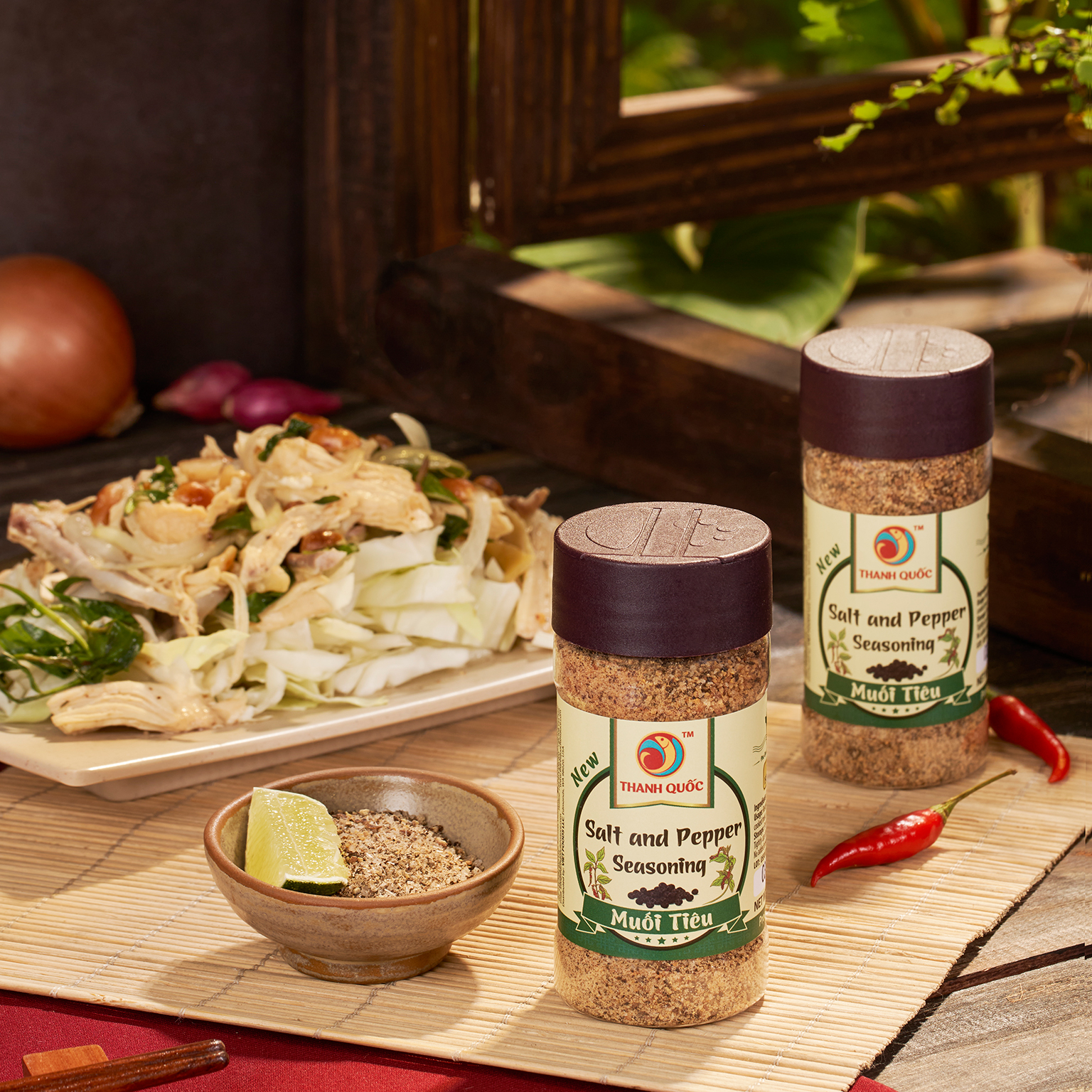 Muối tiêu là sản phẩm được nhiều du khách yêu thích và mua về làm quà sau chuyến đi.