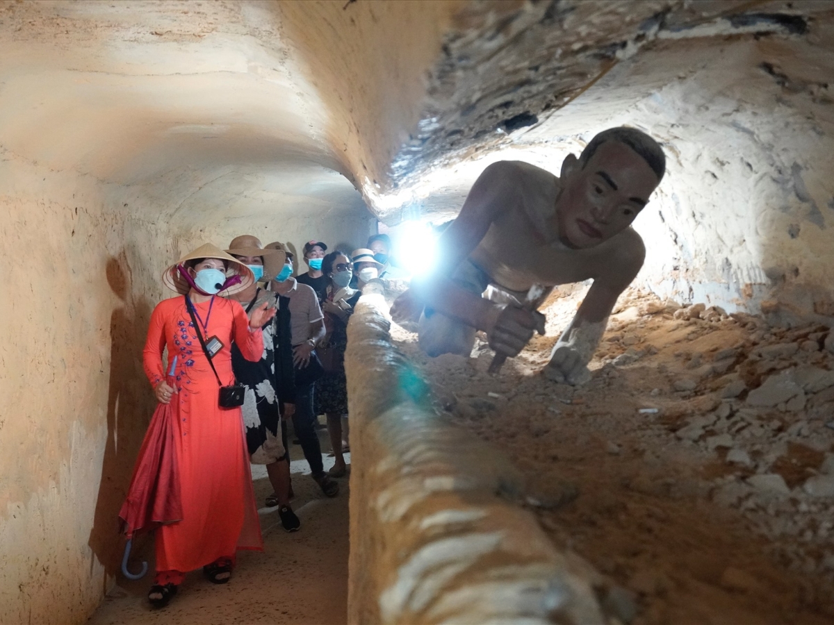 Du khách cần giữ thái độ lịch sự, tôn kính khi tham quan Nhà tù Phú Quốc.