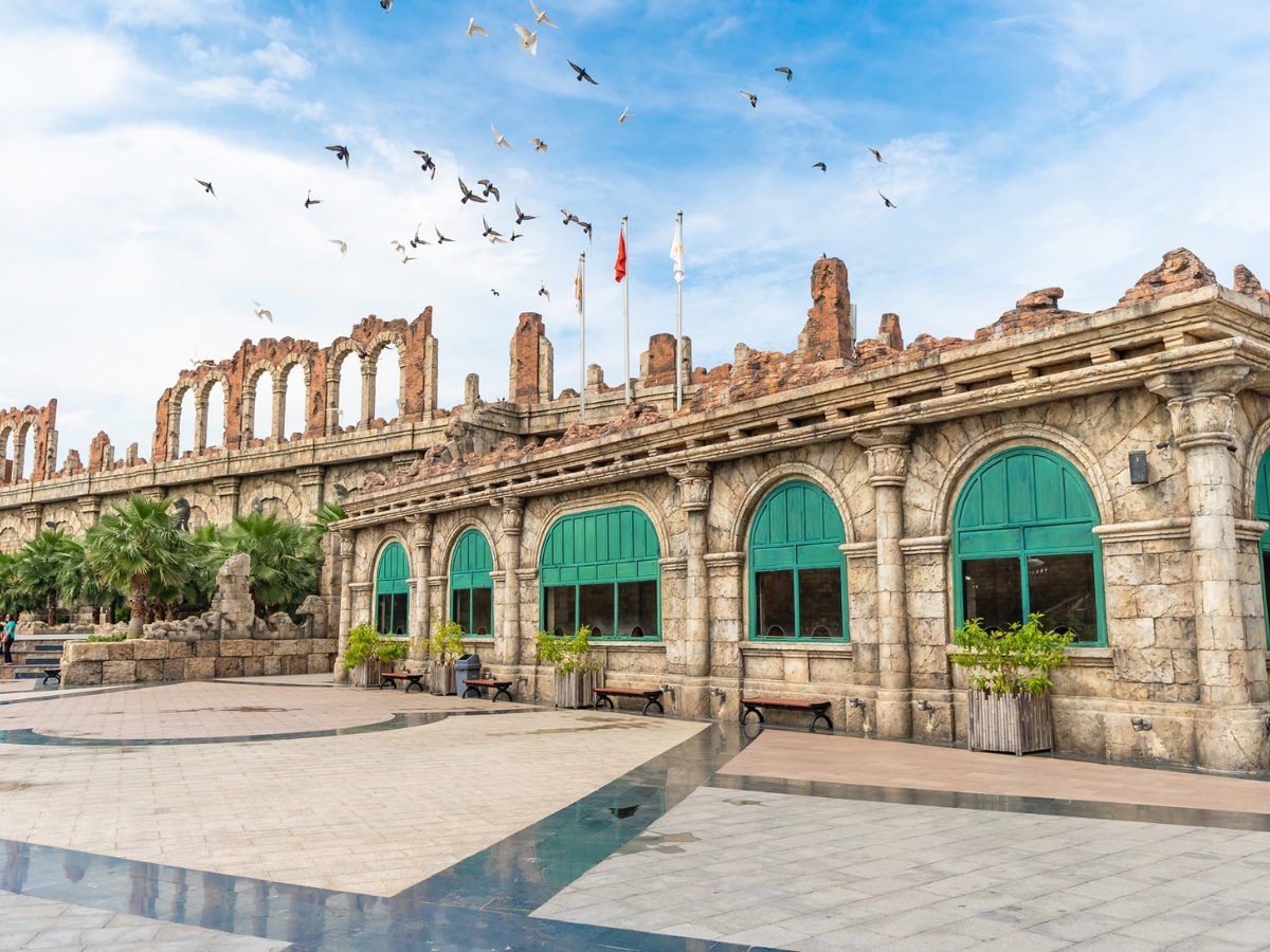 Nhà ga An Thới là điểm đến thu hút du khách bởi kiến trúc La Mã cổ đại ấn tượng.