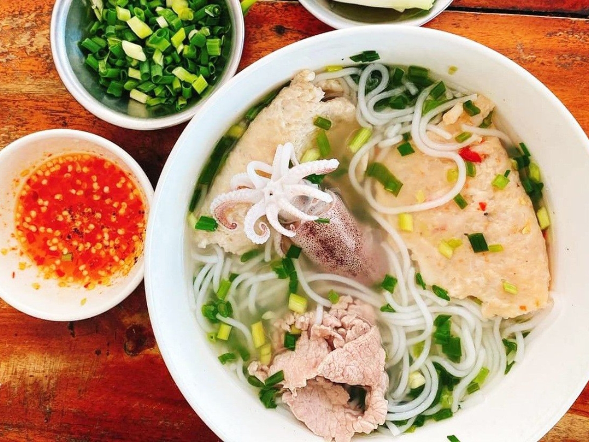 Thưởng thức món bún quậy chuẩn vị Phú Quốc.