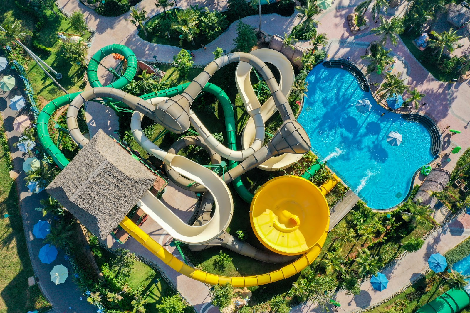 Du khách có thể trải nghiệm những đường trượt nước thú vị tại công viên Aquatopia.