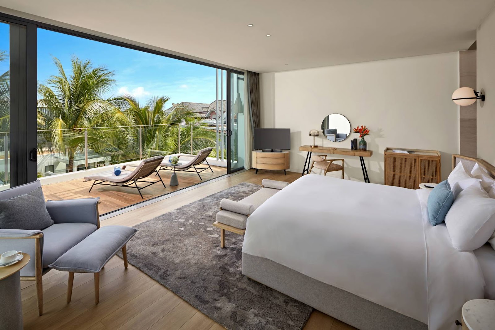 Premier Residences Phu Quoc Emerald Bay là điểm lưu trú sang trọng được nhiều du khách yêu thích.