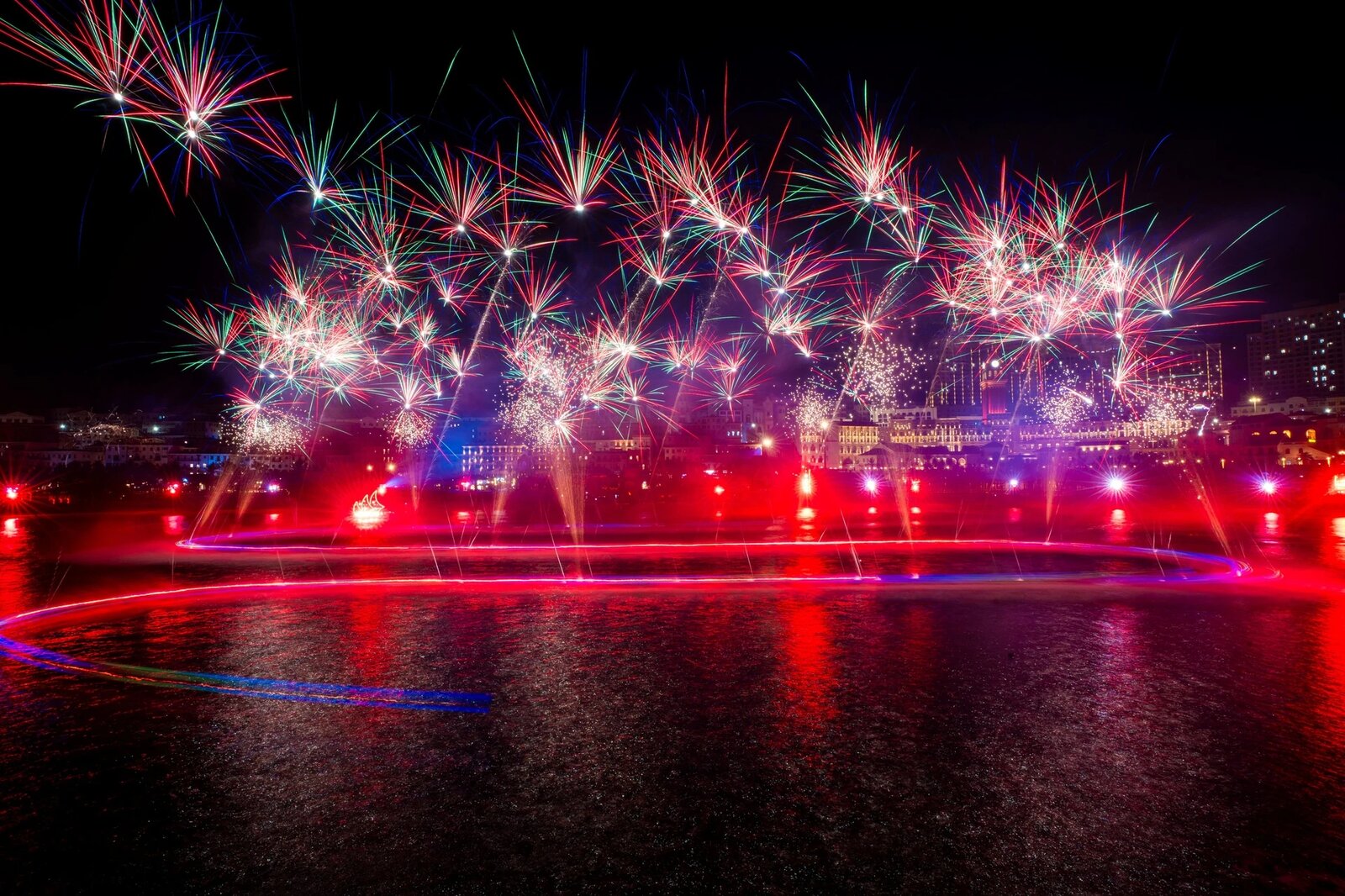 Vịnh biển Thị trấn Hoàng Hôn là địa điểm diễn ra show.