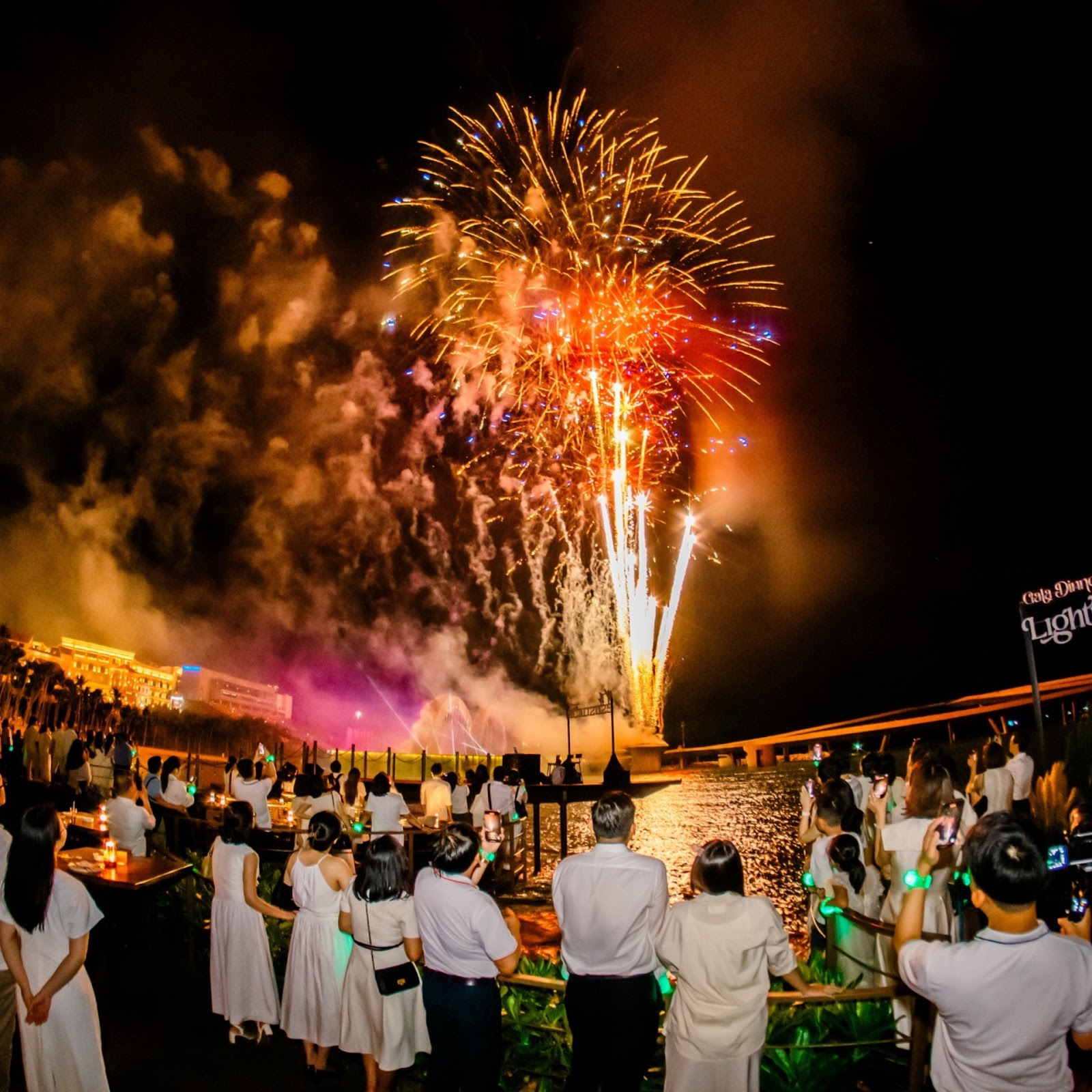 Du khách có thể chiêm ngưỡng show tại 3 địa điểm độc đáo.