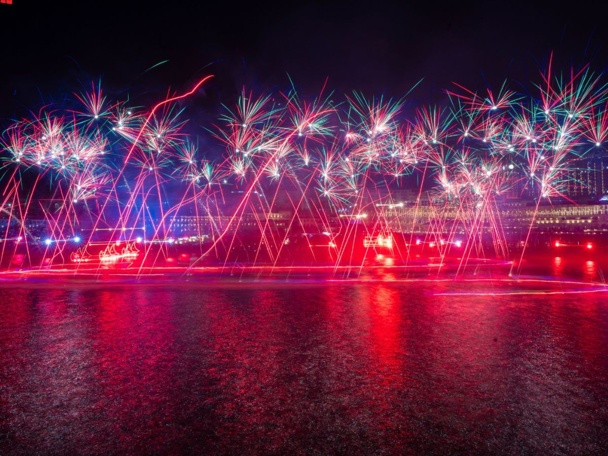 Hơn 200 hiệu ứng ánh sáng và laser tạo nên show diễn huyền ảo trên mặt biển.