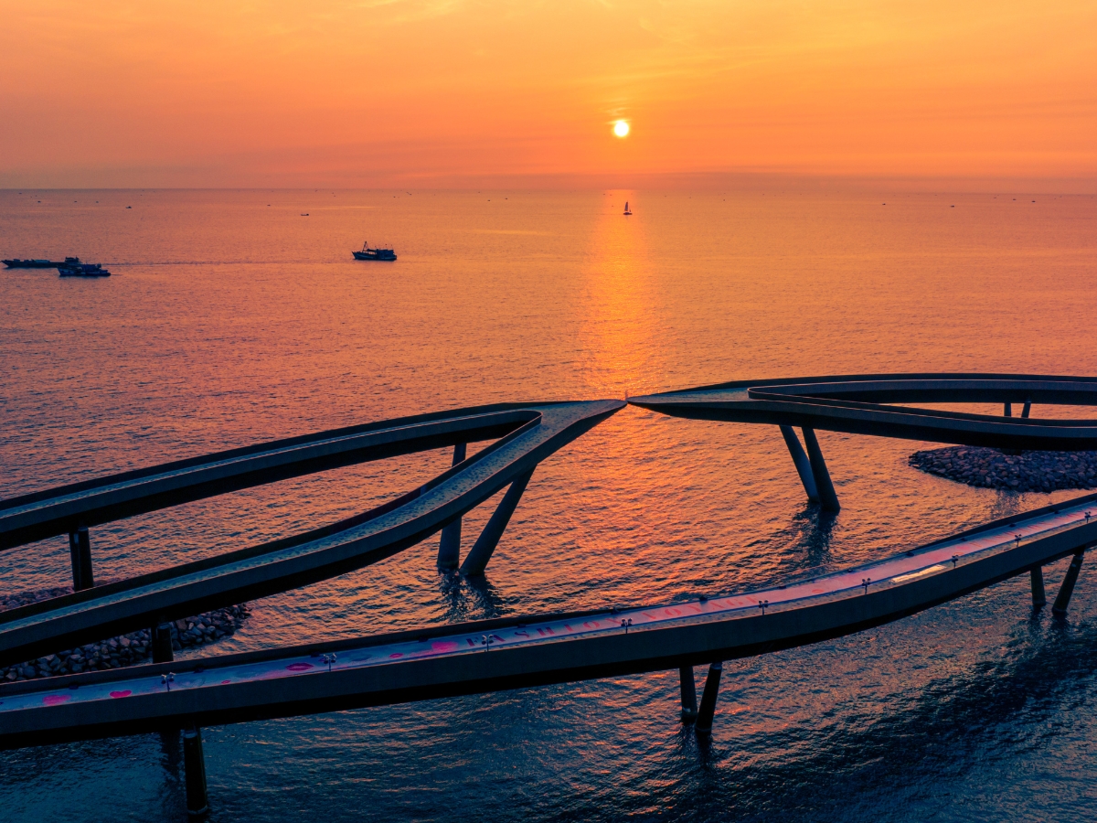 Hoàng hôn rực rỡ trên Cầu Hôn.