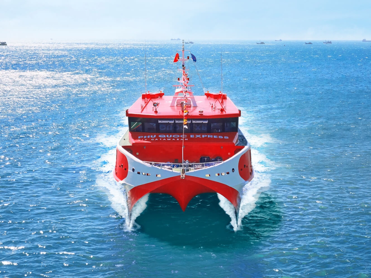 Đi tàu cao tốc đến Phú Quốc mang đến cho du khách một cảm giác mới lạ và thú vị.