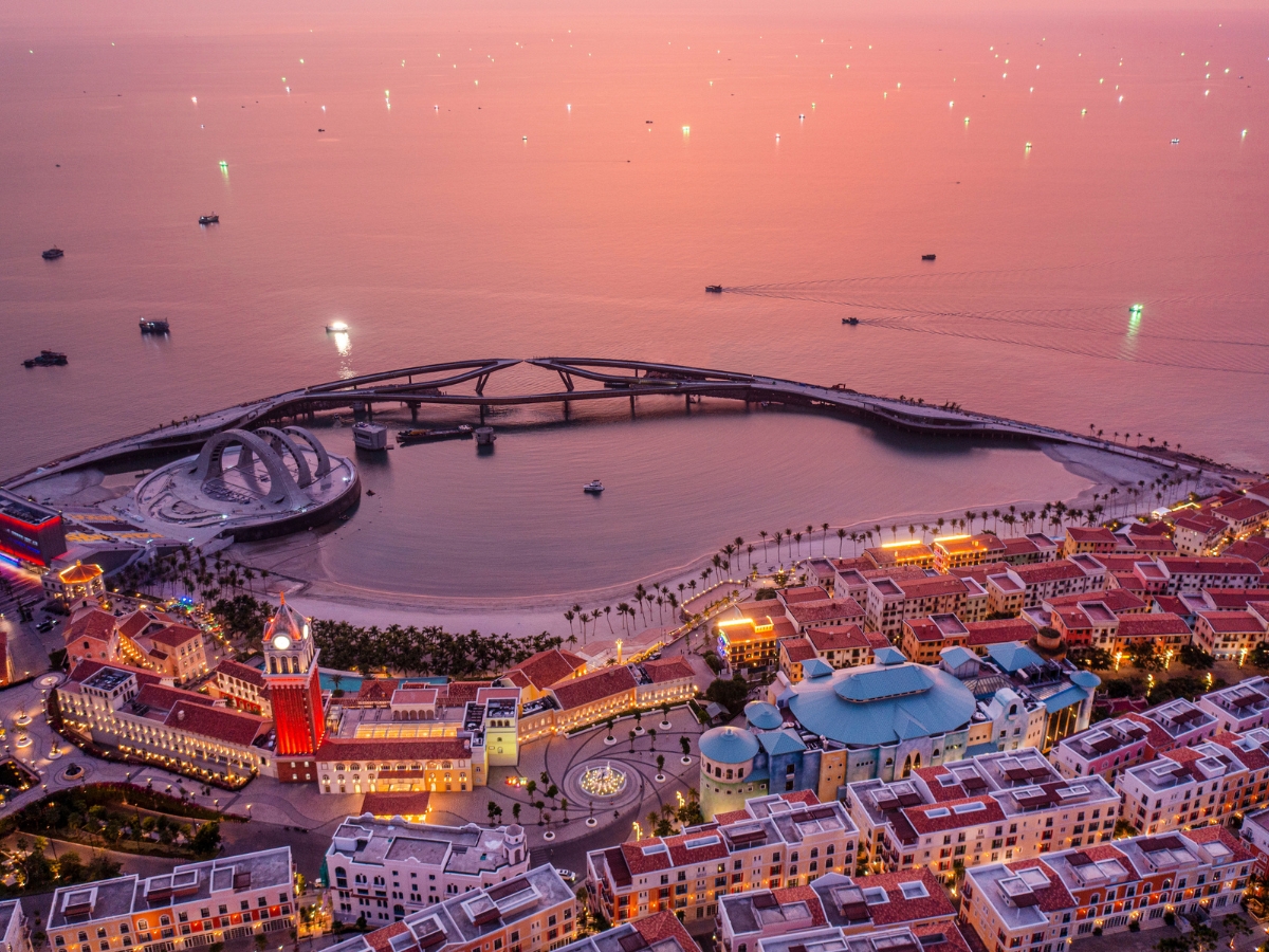 Chiêm ngưỡng khung cảnh hoàng hôn lãng mạn tại Thị trấn Hoàng Hôn.