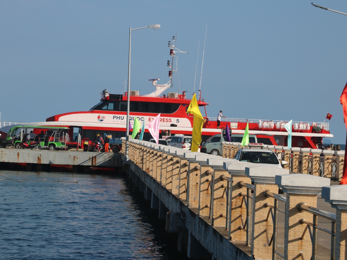 Cảng Bãi Vòng là một trong những cảng biển quan trọng của đảo Ngọc.