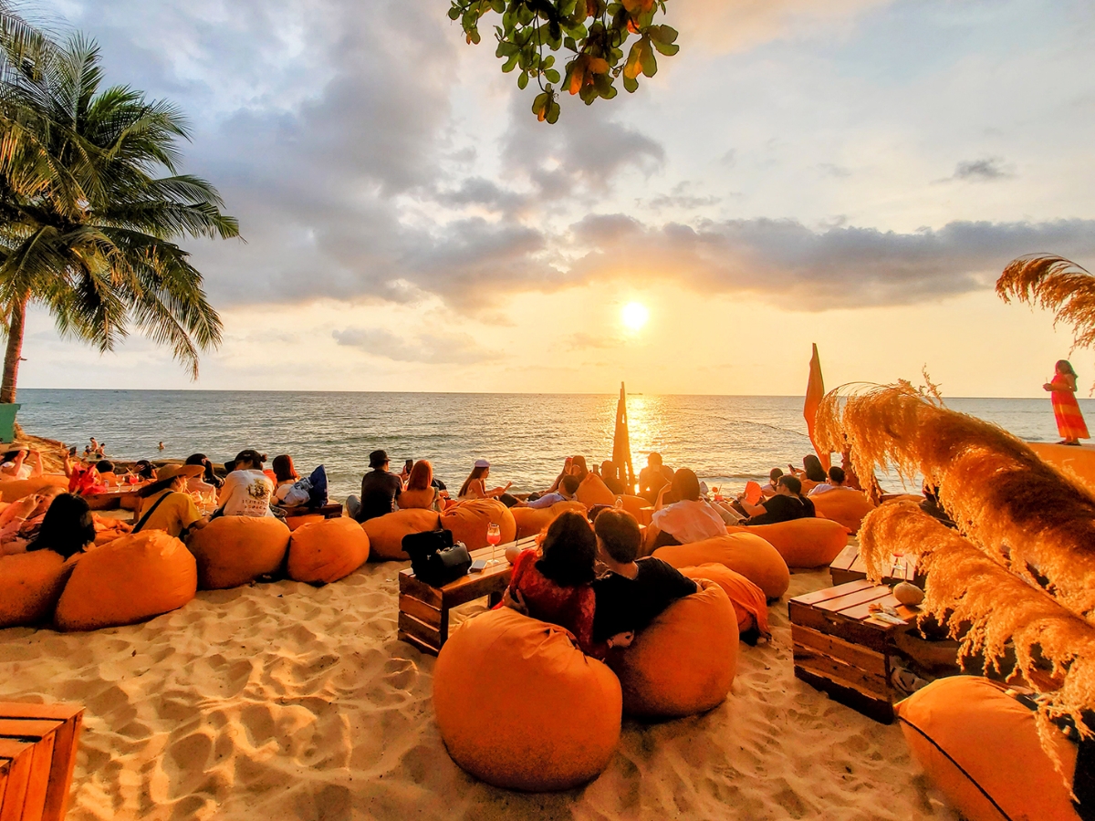 Khung cảnh hoàng hôn lãng mạn tại OCSEN Beach Bar (Phú Quốc).