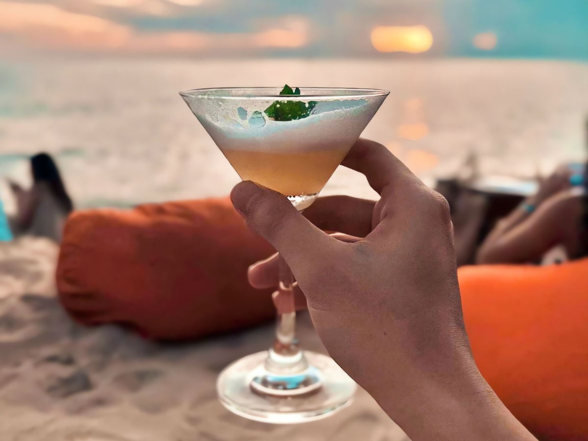 Thưởng thức ly cocktail mát lạnh bên bờ biển.
