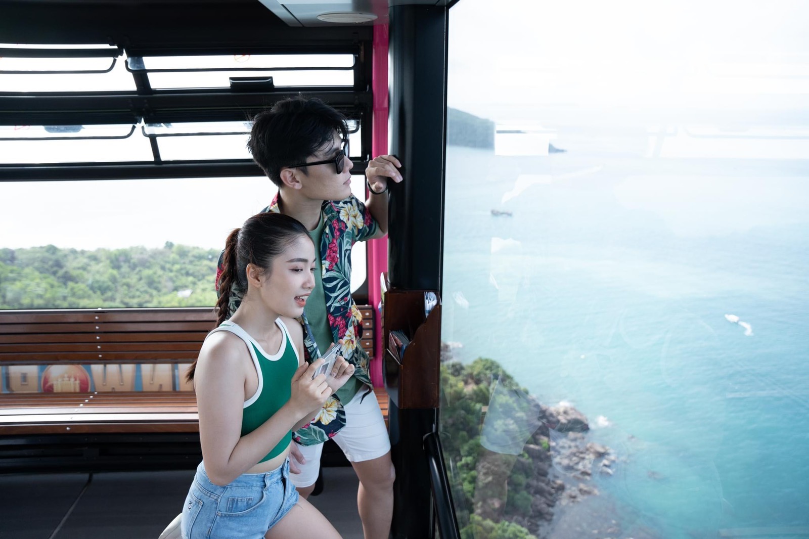 Du khách chiêm ngưỡng toàn cảnh biển Nam đảo từ cabin cáp treo.