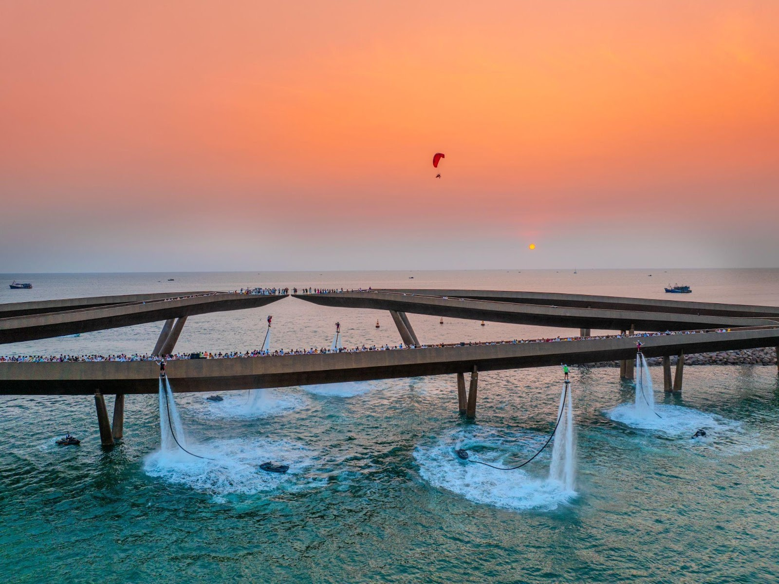 Những màn trình diễn thể thao mạo hiểm trong show Awaken Sea.