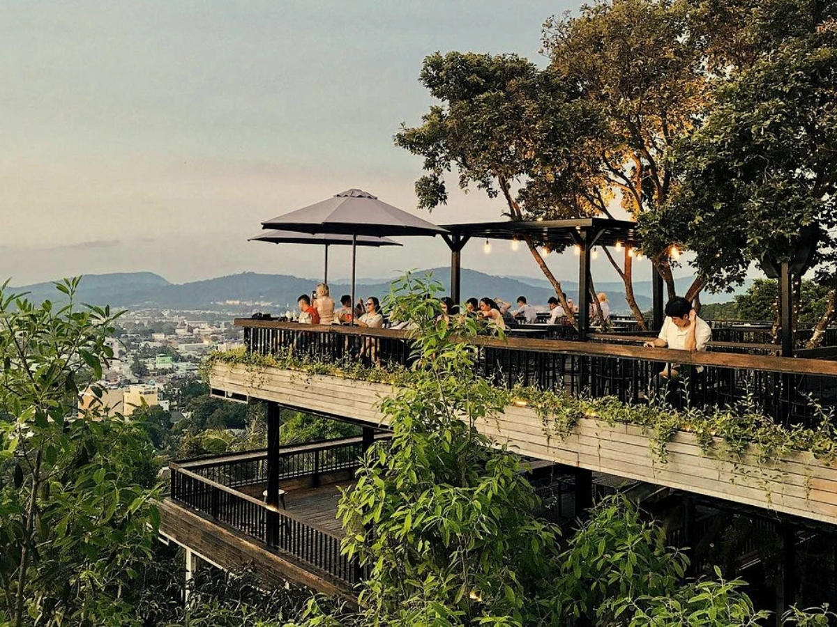 Dragonfly (Chuon Chuon) Bistro & Skybar (Phu Quoc) boasts a spacious, airy ambiance, close to nature.