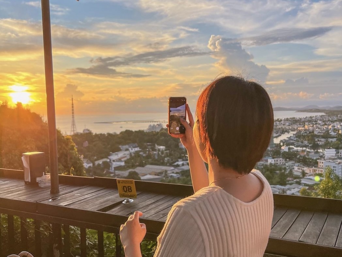 The ideal time to visit Chuon Chuon Bistro & Skybar is in the early morning or late afternoon