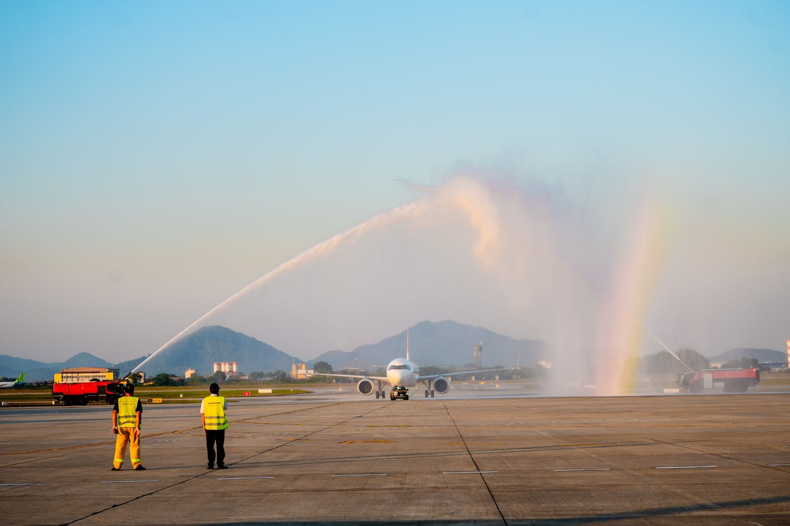 Nghi thức phun vòi rồng đón tàu bay mới
