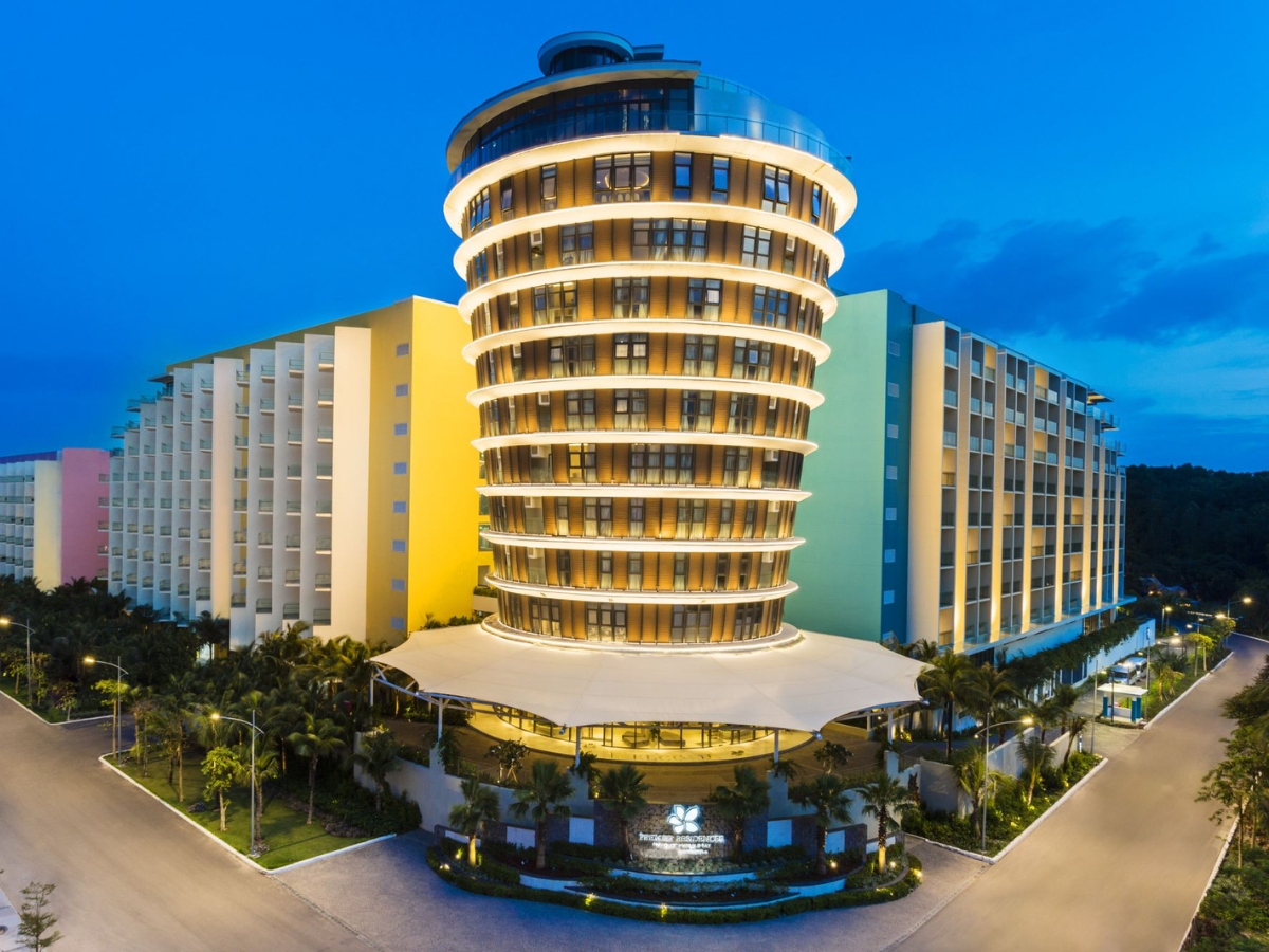 Tòa nhà chính của Premier Residences Phu Quoc Emerald Bay được lấy cảm hứng từ những thùng gỗ ủ nước mắm truyền thống của đảo Ngọc.