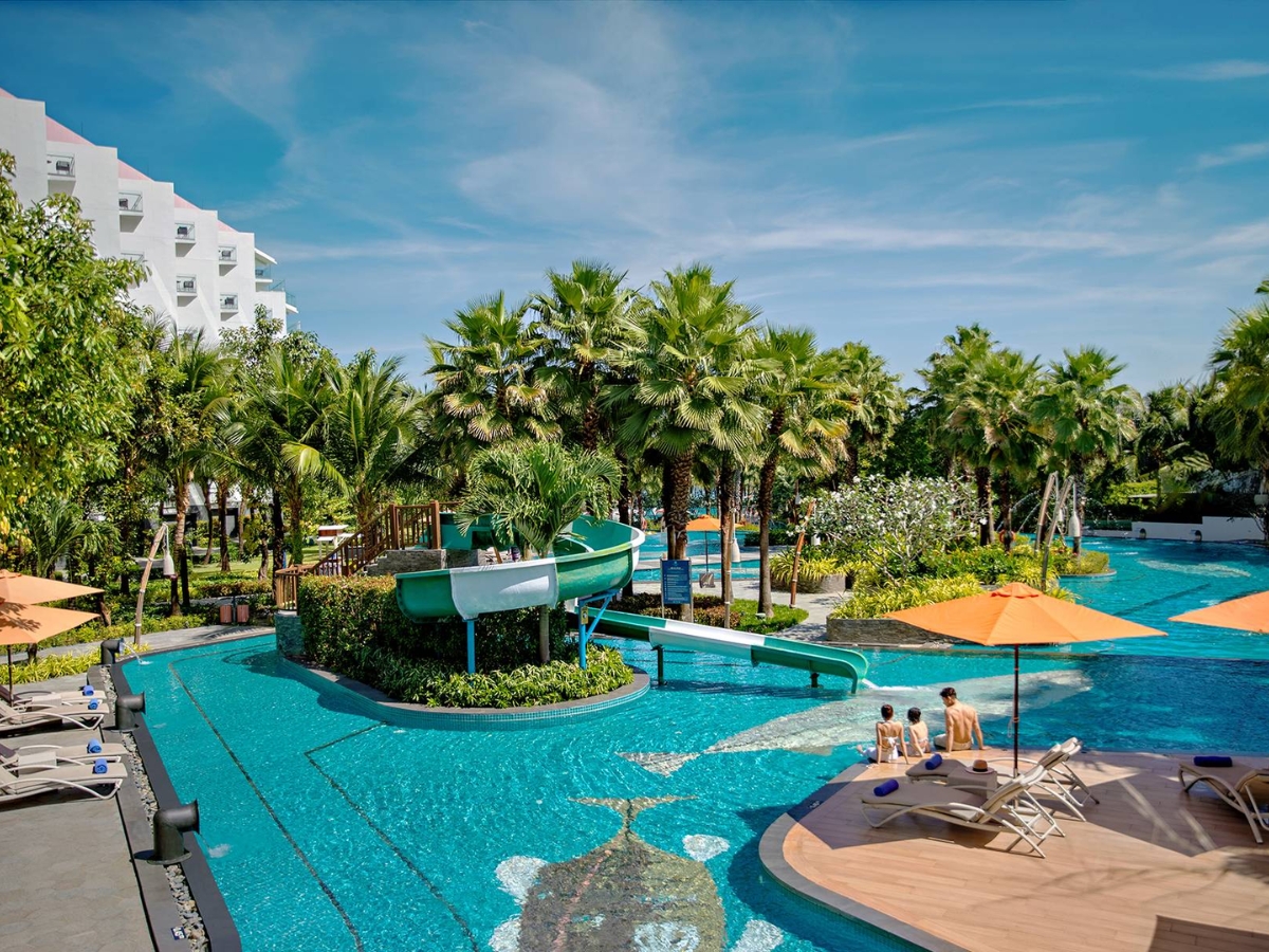 Ngân mình và thư giãn tại bể bơi tràn bờ lớn nhất Phú Quốc.