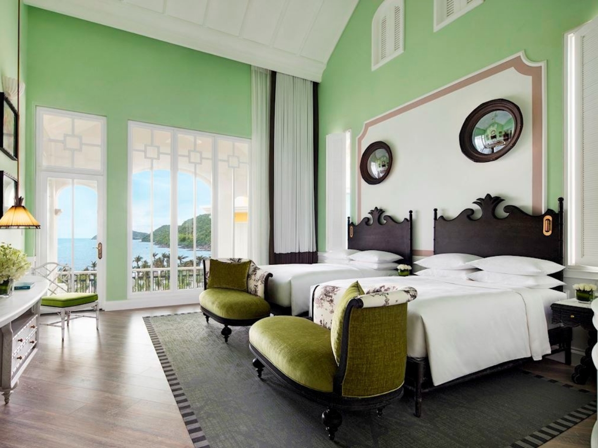 Du khách nên đặt phòng tại website của JW Marriott Phu Quoc Emerald Bay.