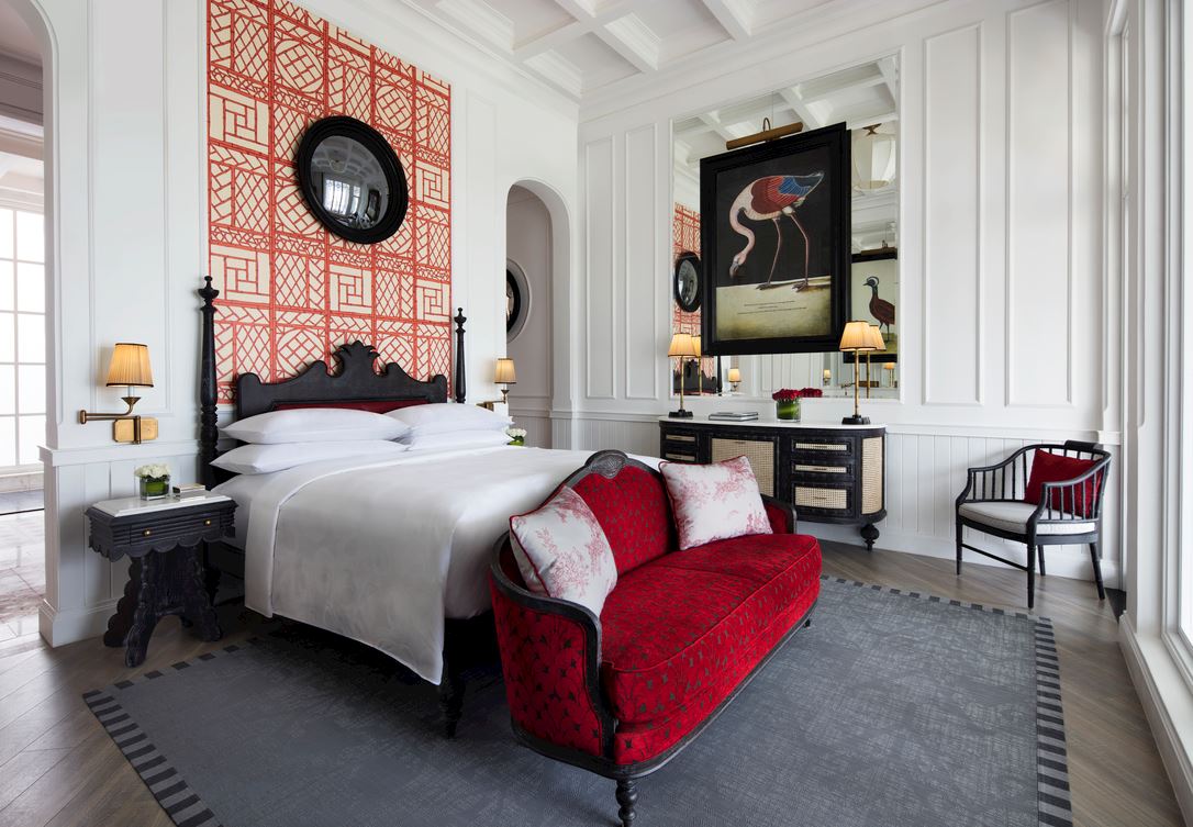 Phòng Emerald Bay được trang trí bằng nhiều tác phẩm nghệ thuật và nội thất sang trọng.