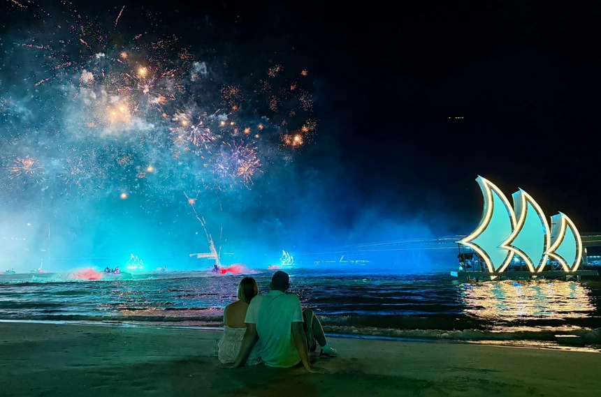 Du khách có thể vừa thư giãn vừa xem show Bản giao hưởng đại dương ngay tại bờ biển Thị trấn Hoàng Hôn