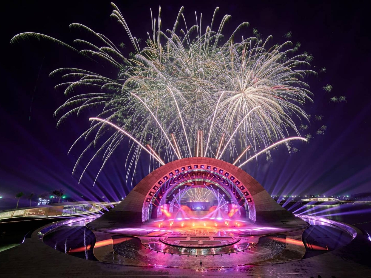 Mãn nhãn với màn bắn pháo hoa rực rỡ trong show Kiss of The Sea - Nụ hôn của biển cả.
