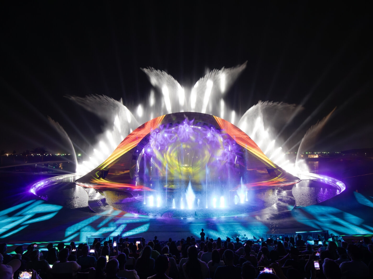 Show diễn Nụ hôn của biển cả mang đến cho khán giả những màn trình diễn bùng nổ cảm xúc.