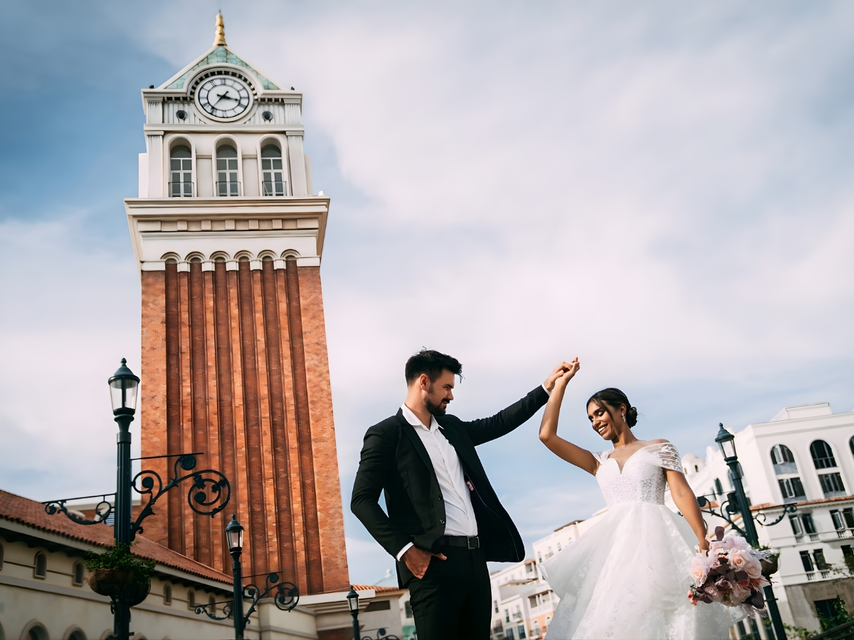 Du khách tham quan và check-in tại biểu tượng Tháp Đồng Hồ tráng lệ.