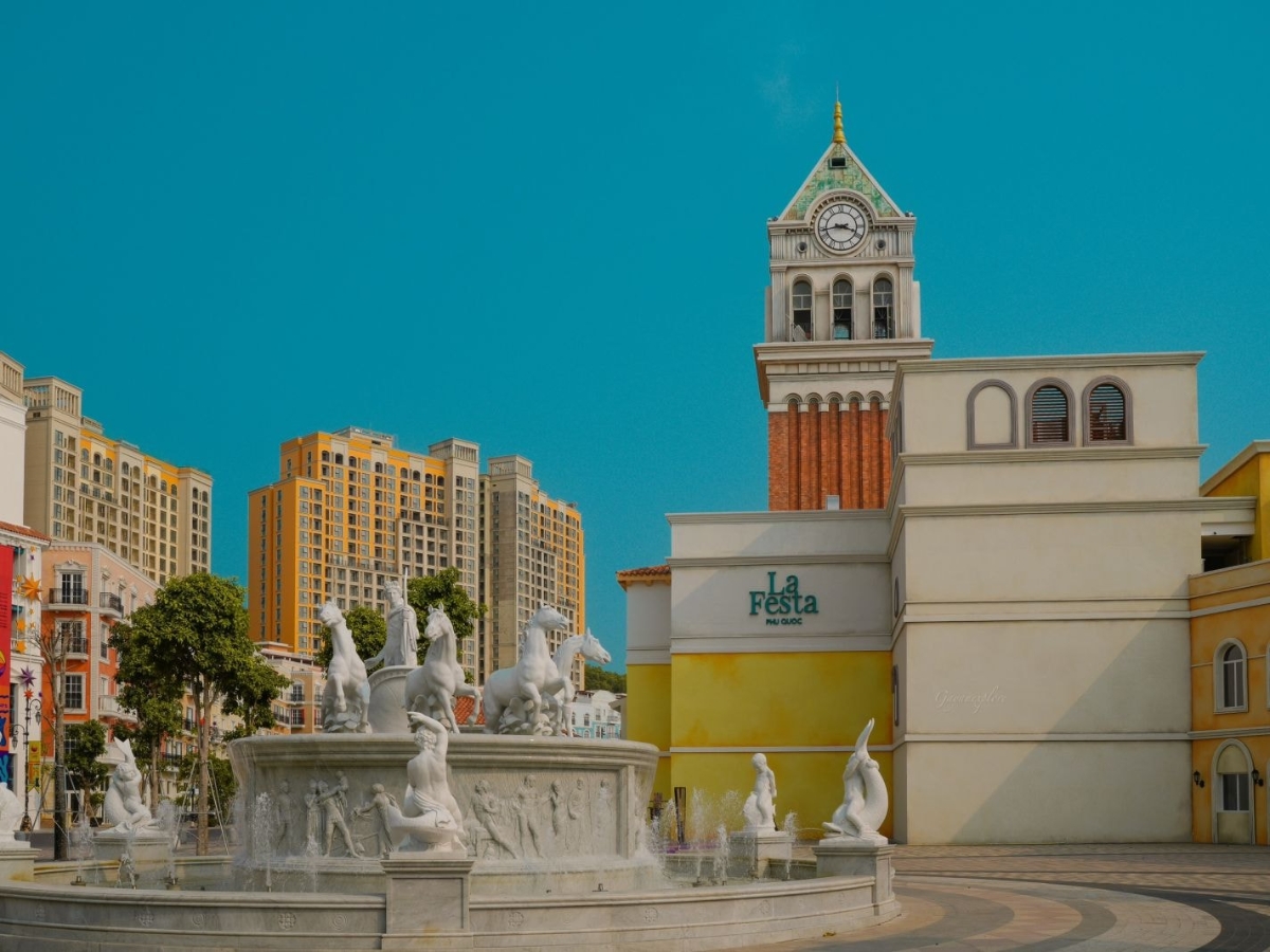 La Festa Phu Quoc, Curio Collection by Hilton nằm tại trung tâm Thị trấn Hoàng Hôn.