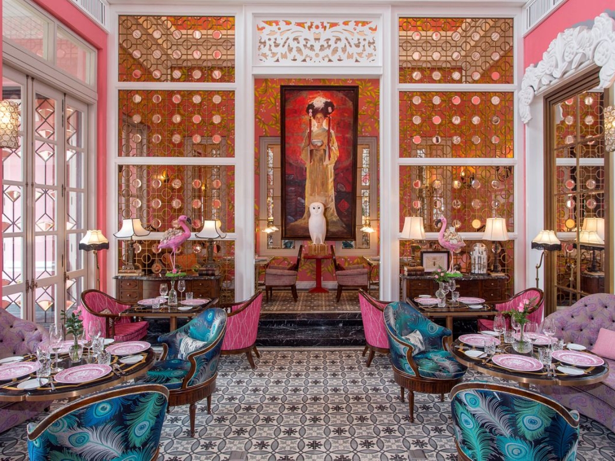 Nhà hàng Pink Pearl với không gian thiết kế như một căn dinh thự màu hồng lộng lẫy.