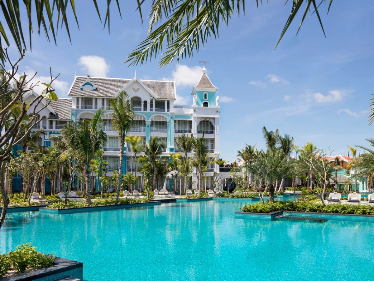 Đắm mình trong làn nước mát và tận hưởng sự bình yên, thư thái tại hồ bơi ngoài trời.