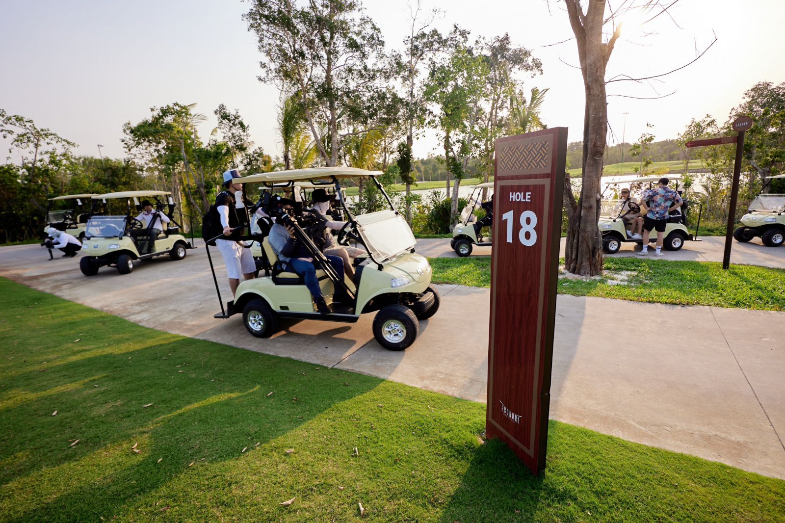 Du khách di chuyển thuận tiện trên sân bằng các xe chuyên dụng