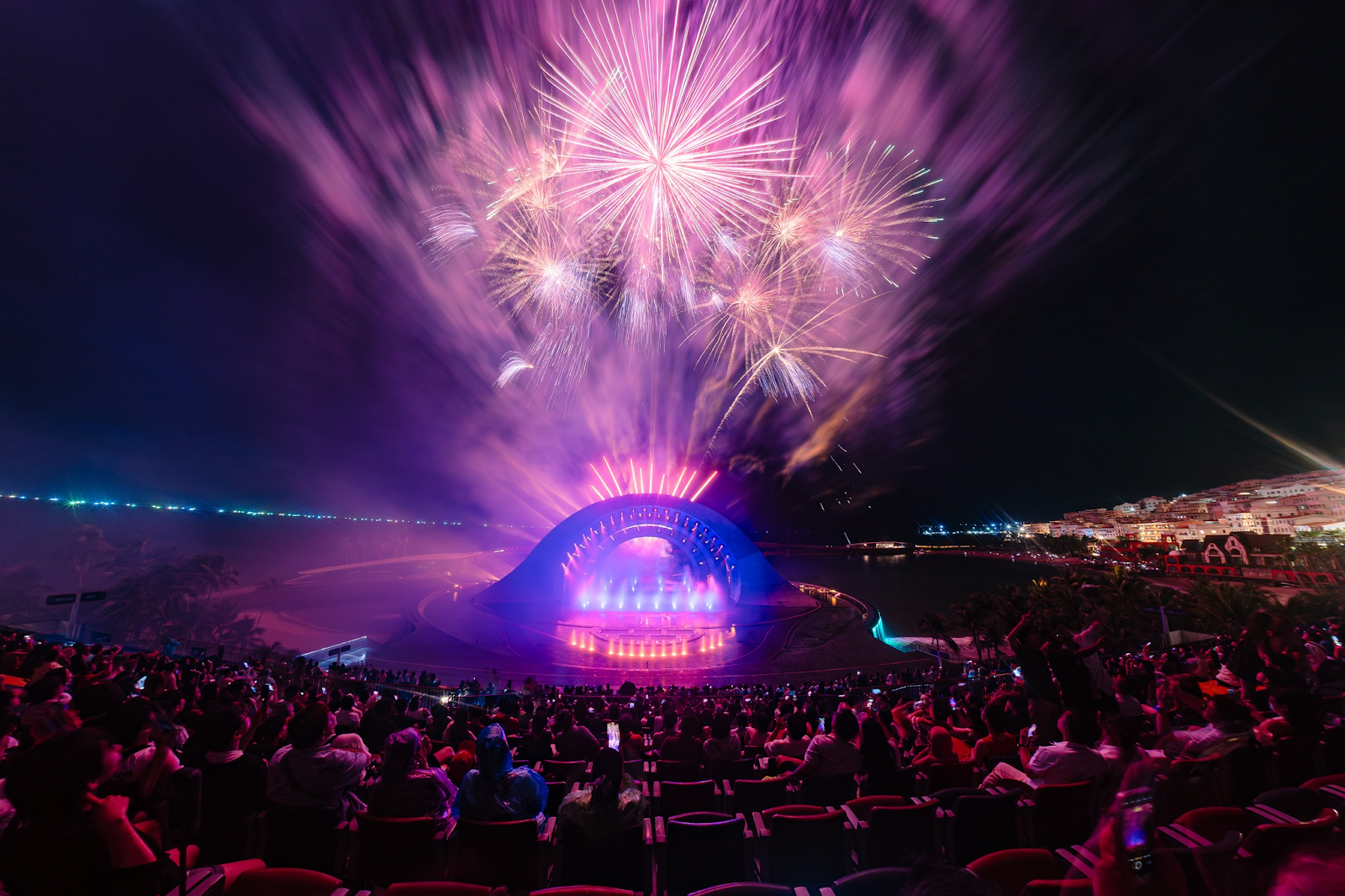 Pháo hoa rực rỡ của show Nụ hôn của Biển cả - Kiss of the Sea