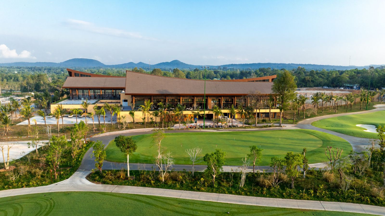 Các khu nghỉ dưỡng cao cấp đều có dịch vụ đưa đón du khách đến tận sân golf