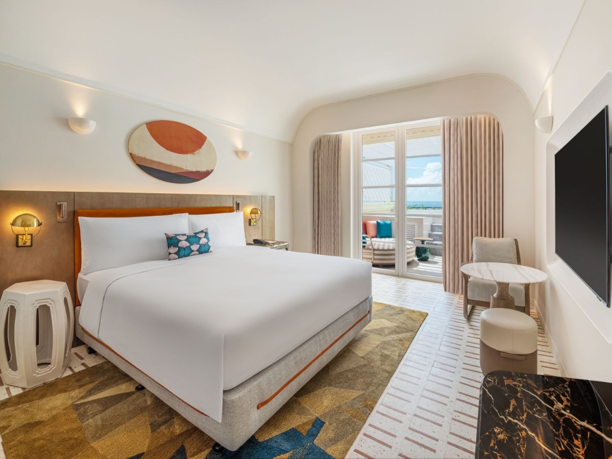 Phòng nghỉ với ban công hướng biển mang đến không gian nghỉ dưỡng thoáng đãng, thoải mái cho du khách.