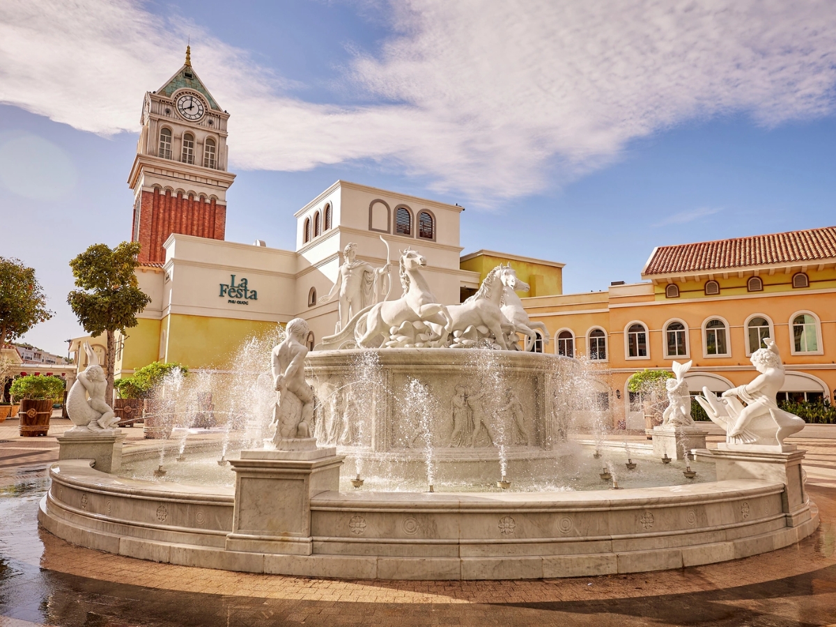 La Festa Phu Quoc, Curio Collection by Hilton là khu nghỉ dưỡng 5 sao, tọa lạc tại Thị trấn Hoàng Hôn.