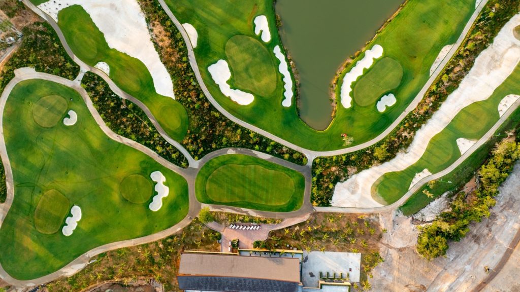 Sân golf Eschuri Vung Bau Golf với thiết kế độc đáo, tọa lạc tại bãi biển Vũng Bầu