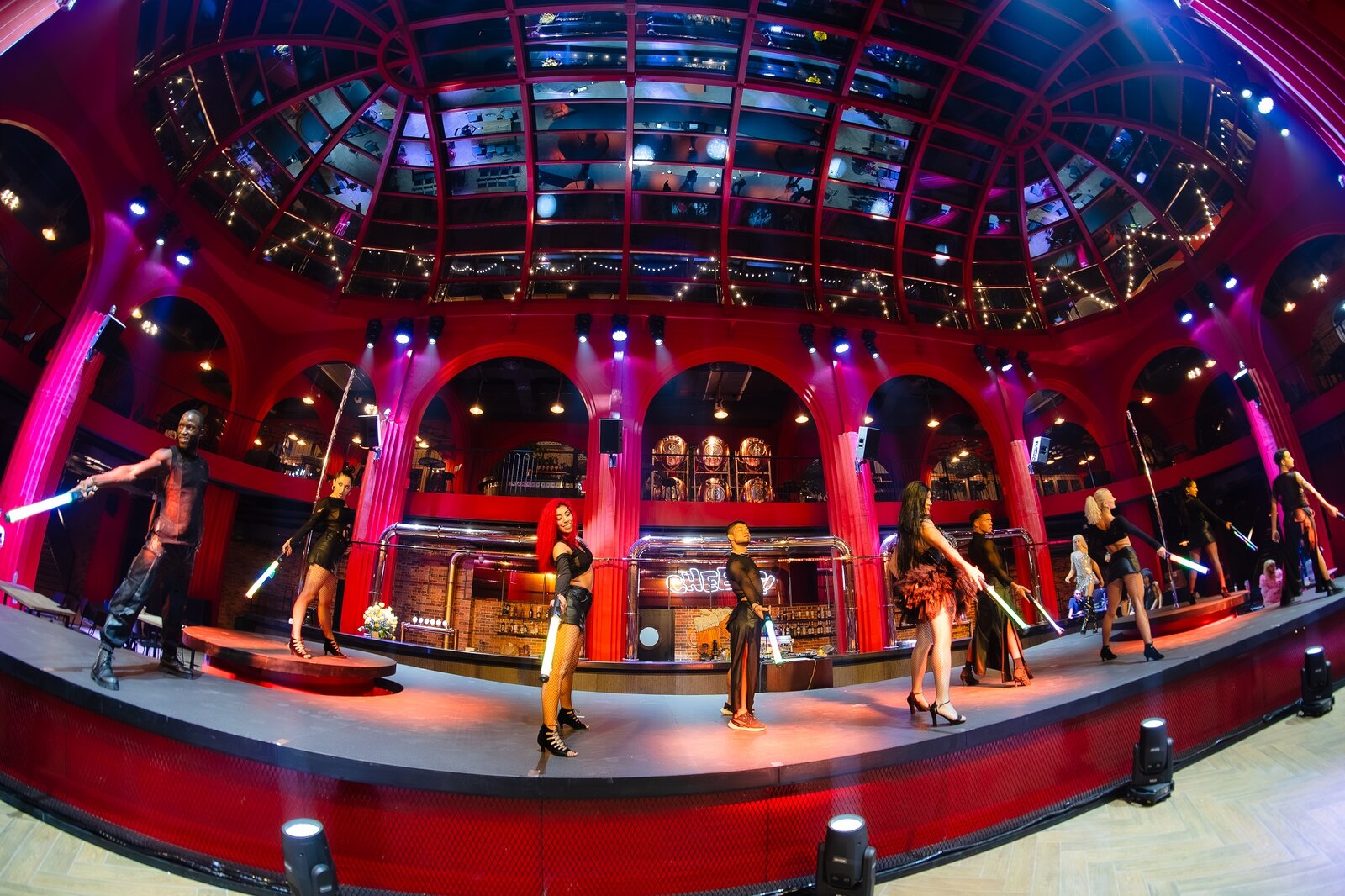 Giữa nhà hàng là sân khấu nơi các nghệ sĩ từ nước ngoài biểu diễn các tiết mục sôi động