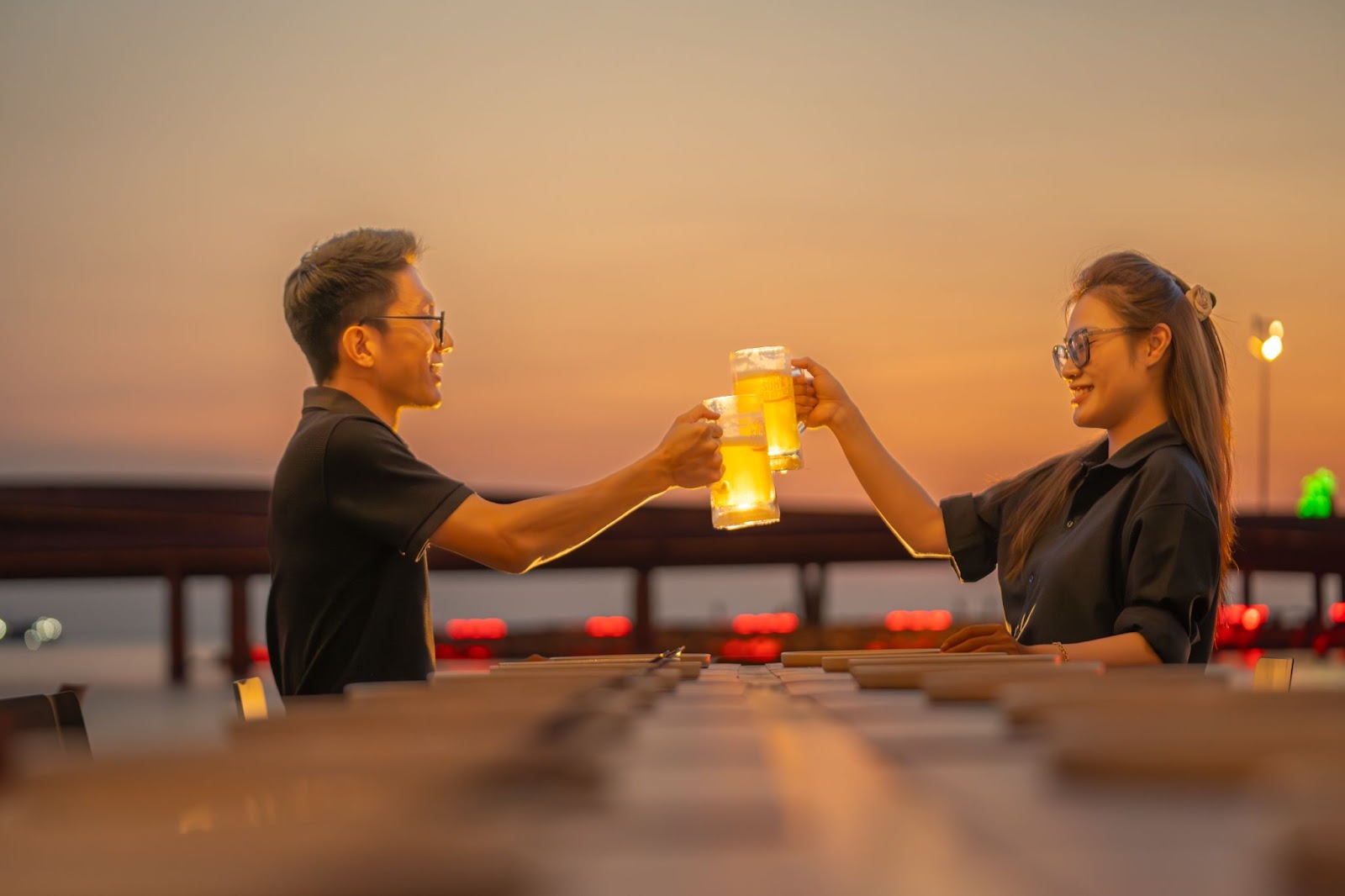 Du khách thưởng thức bia thủ công Sun KraftBeer bên bờ biển