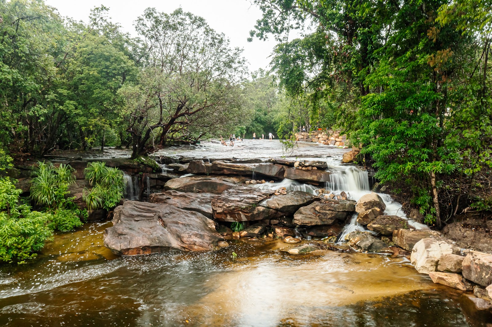 Dòng nước trong lành và mát lạnh tại suối Đá Bàn