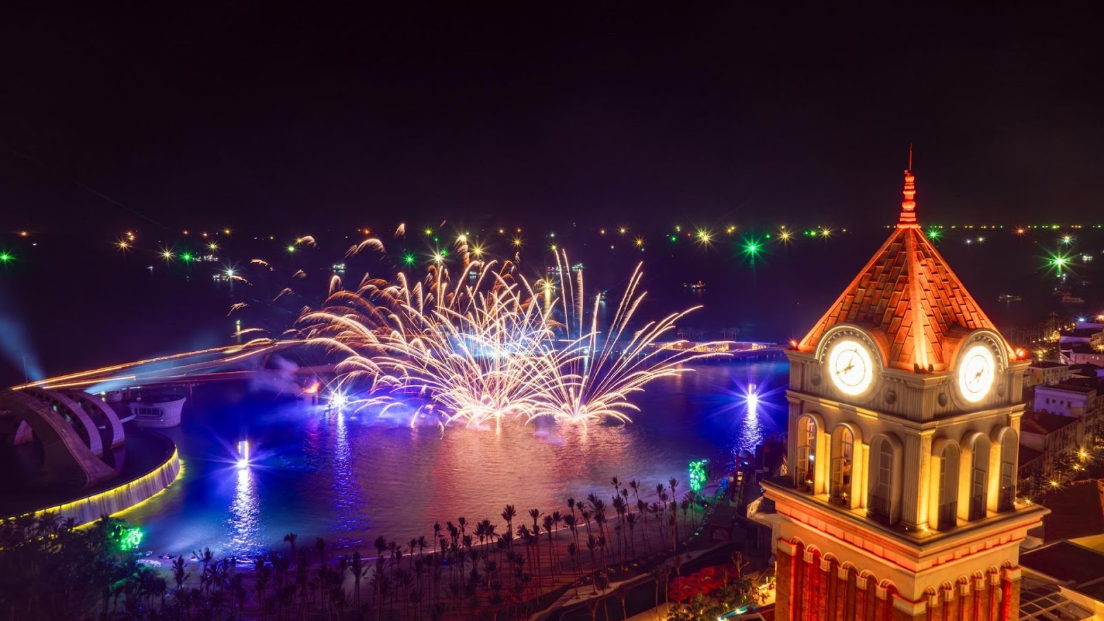 Thị trấn Hoàng Hôn trở nên sôi động và rực rỡ về đêm