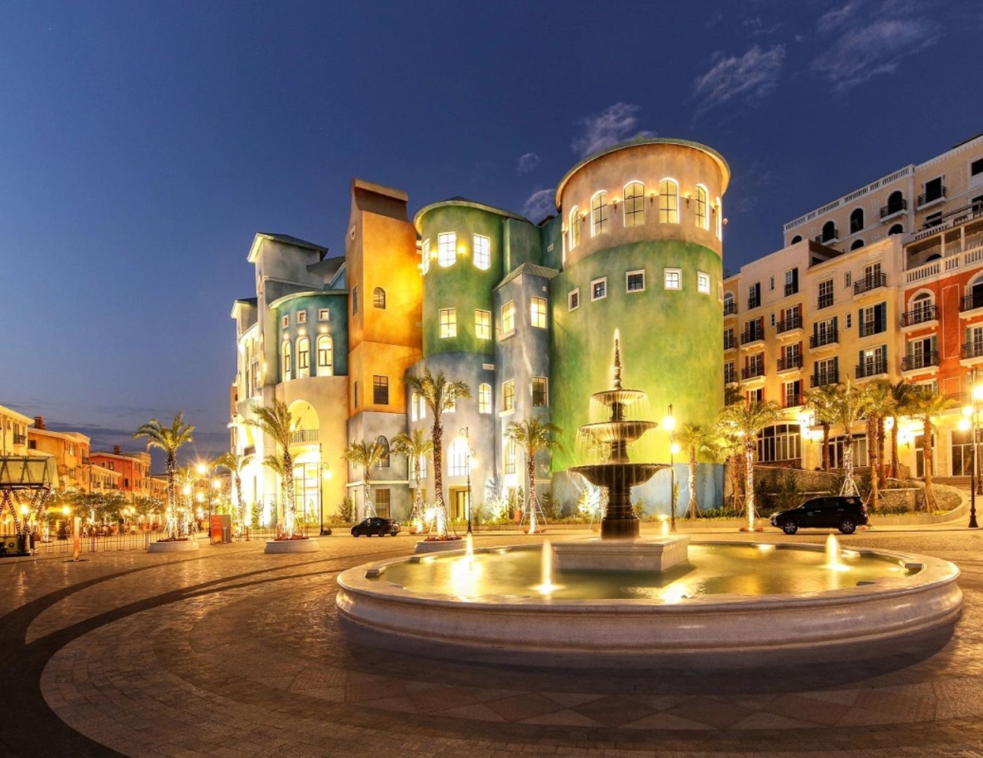 Triển lãm tọa lạc tại vị trí trung tâm của Thị trấn Hoàng Hôn nên du khách có thể di chuyển dễ dàng đến tham quan