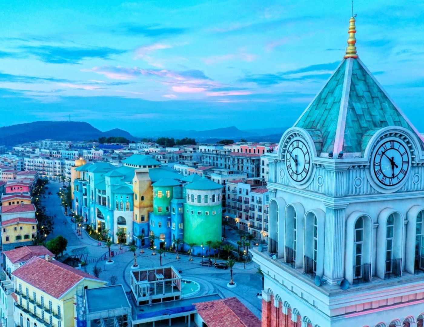 Triển lãm có thiết kế như các lâu đài trong truyện cổ tích châu Âu