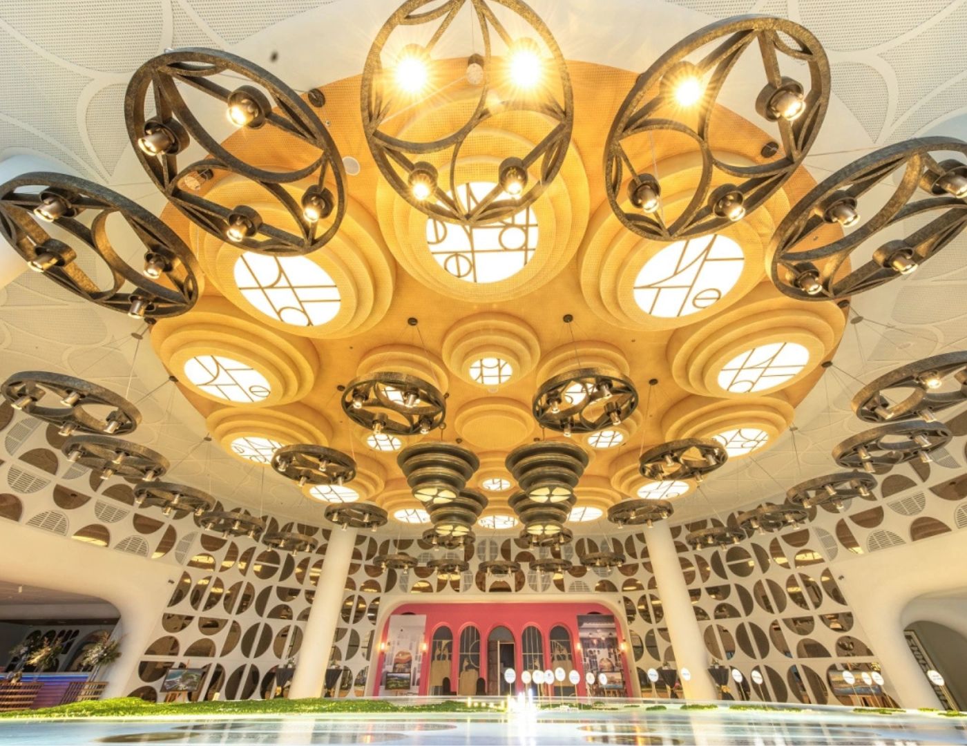 Triển lãm mở cửa miễn phí cho du khách tham quan tại tầng 1 và các hành lang trưng bày