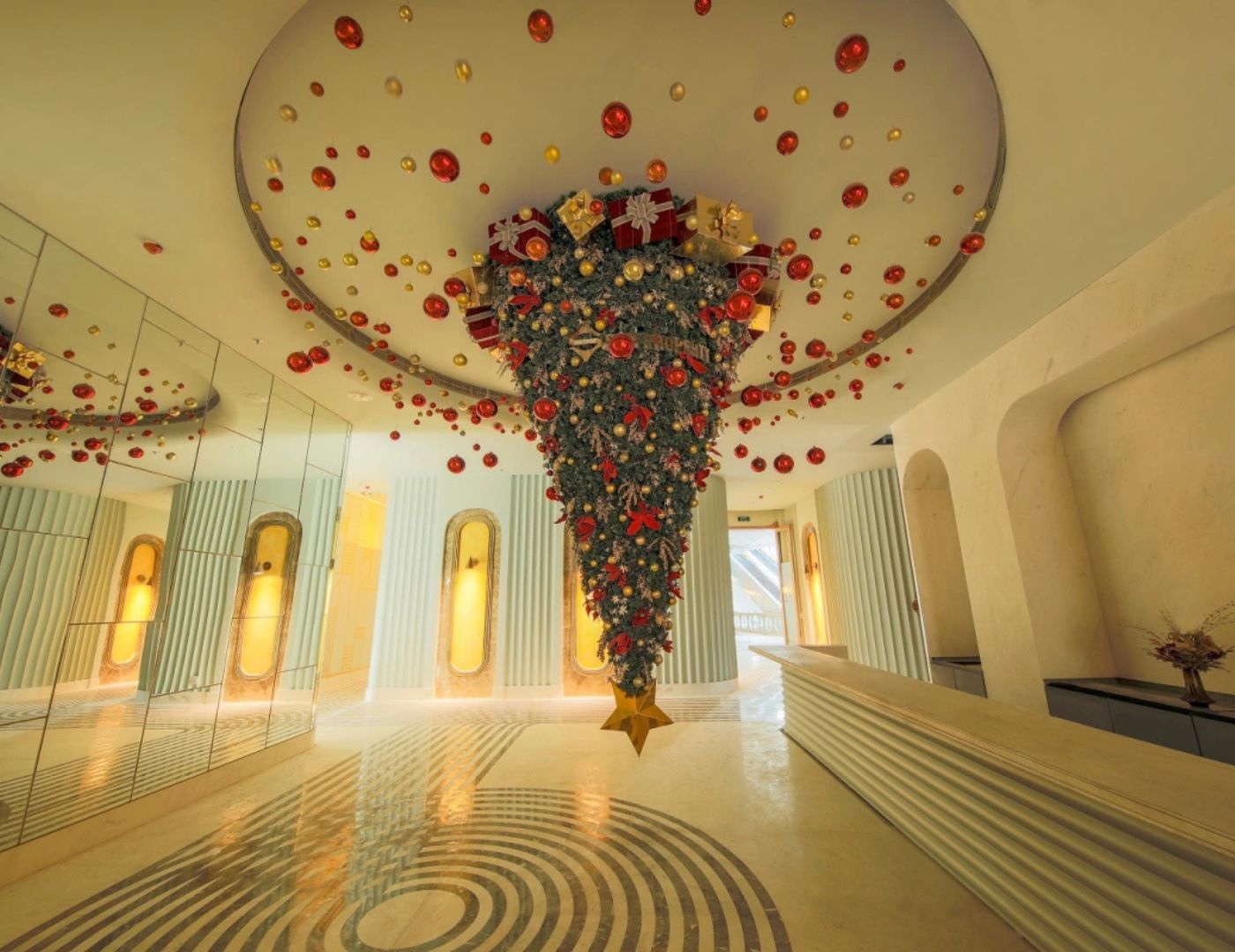 Cây thông dựng ngược tại tầng 2 là địa điểm được nhiều du khách check-in