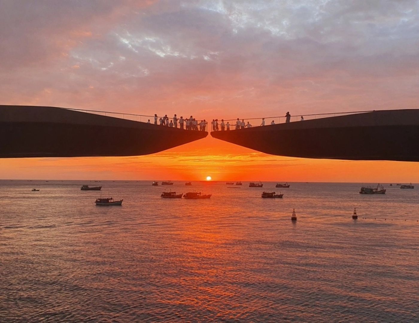 Cầu Hôn là điểm ngắm hoàng hôn buông trên mặt biển đầy lãng mạn